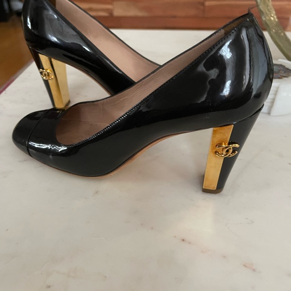 - Timeless Chanel shoes - Picture 7 of 9